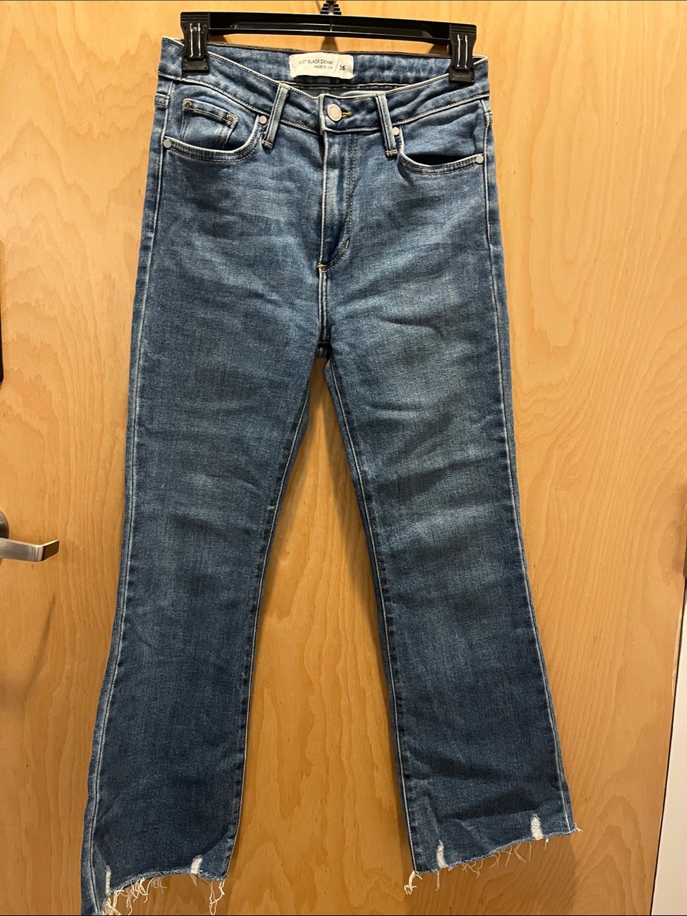 Just Black Women's Cropped Straight-Leg Jeans in Medium Blue Wash